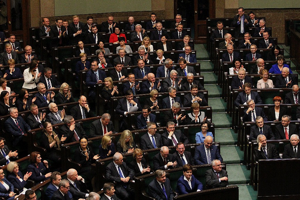 Posłowie ślubowali w Sejmie. Byliśmy przy Wiejskiej