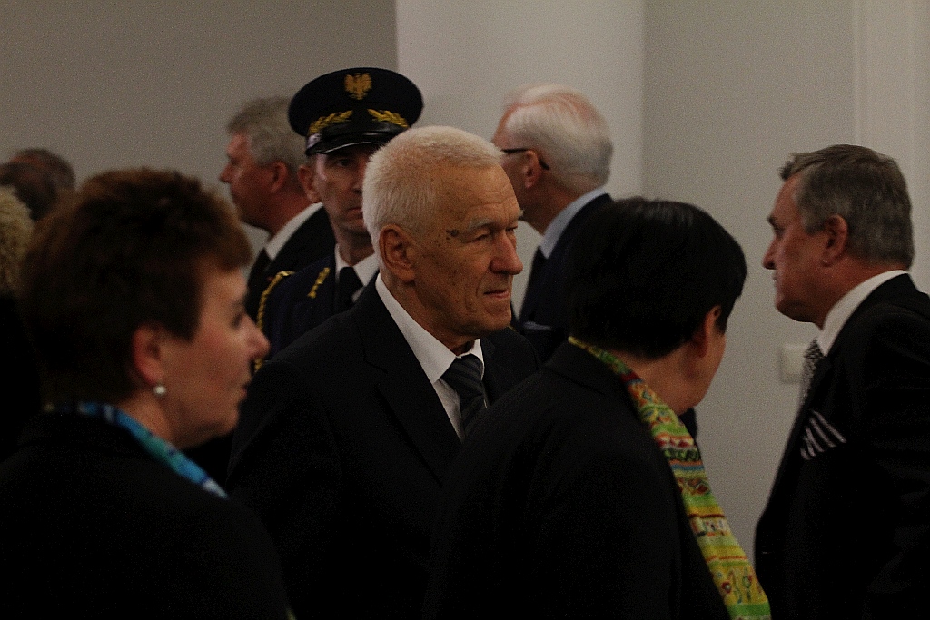 Posłowie ślubowali w Sejmie. Byliśmy przy Wiejskiej