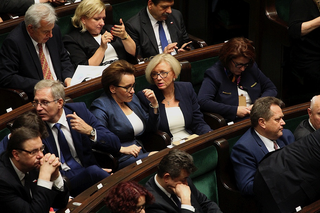 Posłowie ślubowali w Sejmie. Byliśmy przy Wiejskiej
