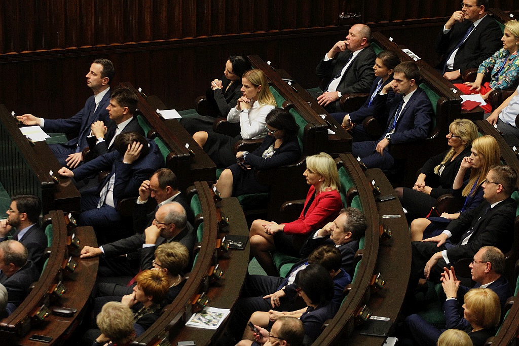 Posłowie ślubowali w Sejmie. Byliśmy przy Wiejskiej