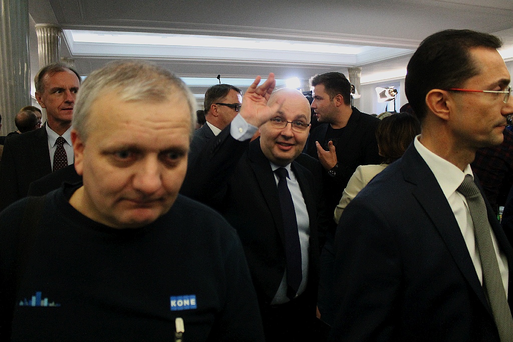 Posłowie ślubowali w Sejmie. Byliśmy przy Wiejskiej