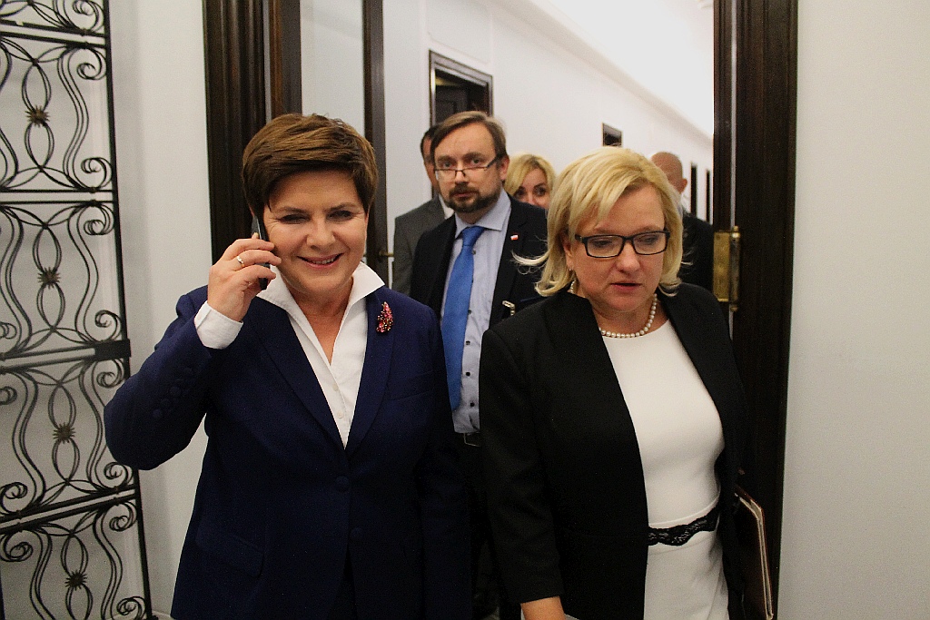 Posłowie ślubowali w Sejmie. Byliśmy przy Wiejskiej