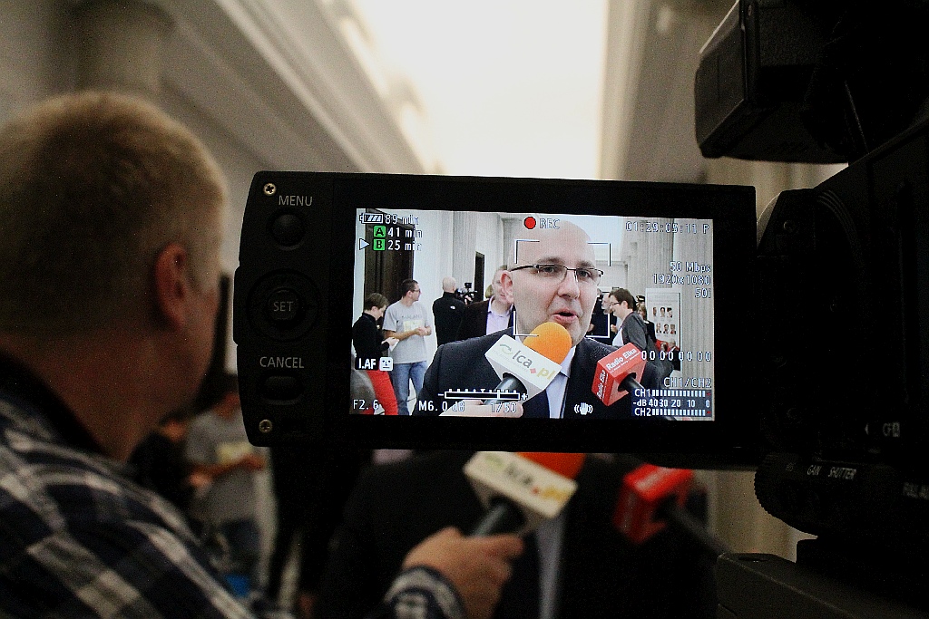 Posłowie ślubowali w Sejmie. Byliśmy przy Wiejskiej
