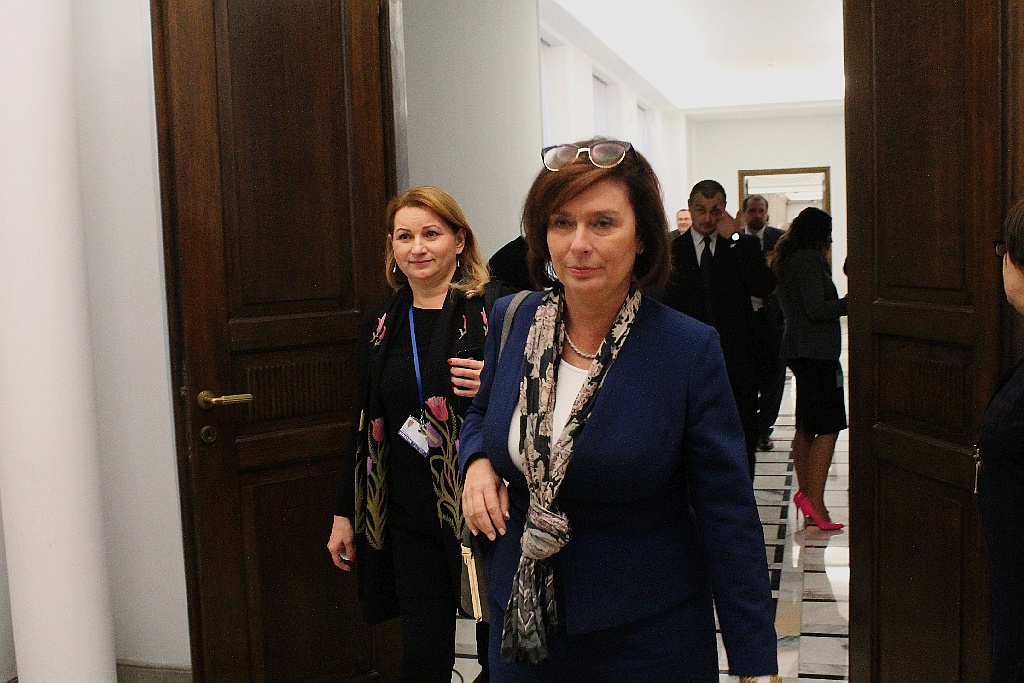 Posłowie ślubowali w Sejmie. Byliśmy przy Wiejskiej