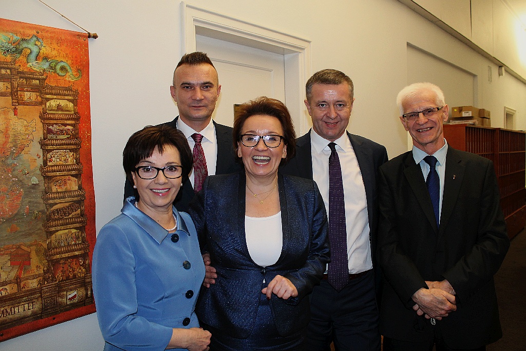 Posłowie ślubowali w Sejmie. Byliśmy przy Wiejskiej