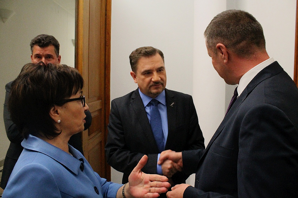 Posłowie ślubowali w Sejmie. Byliśmy przy Wiejskiej