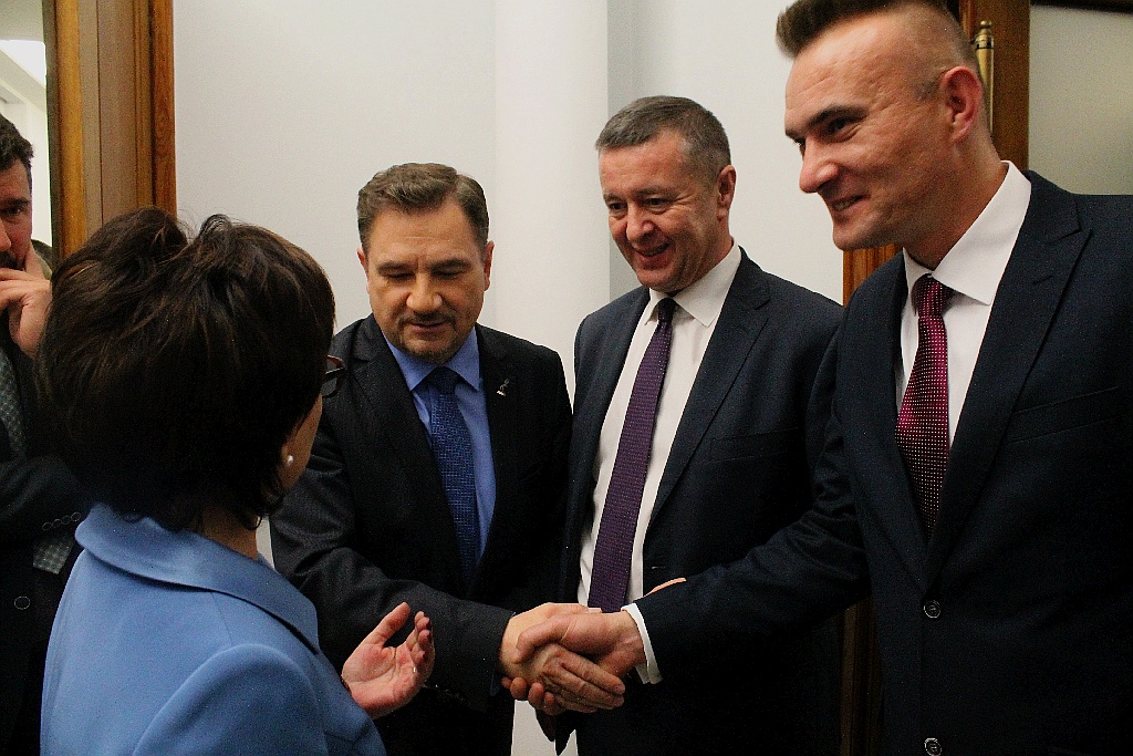 Posłowie ślubowali w Sejmie. Byliśmy przy Wiejskiej