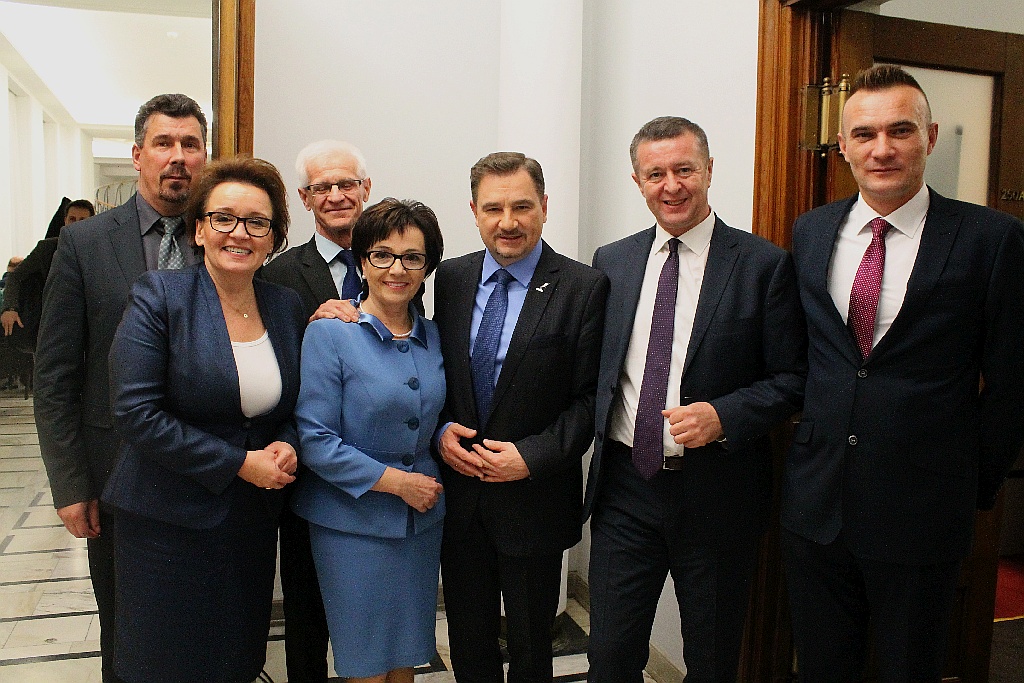 Posłowie ślubowali w Sejmie. Byliśmy przy Wiejskiej