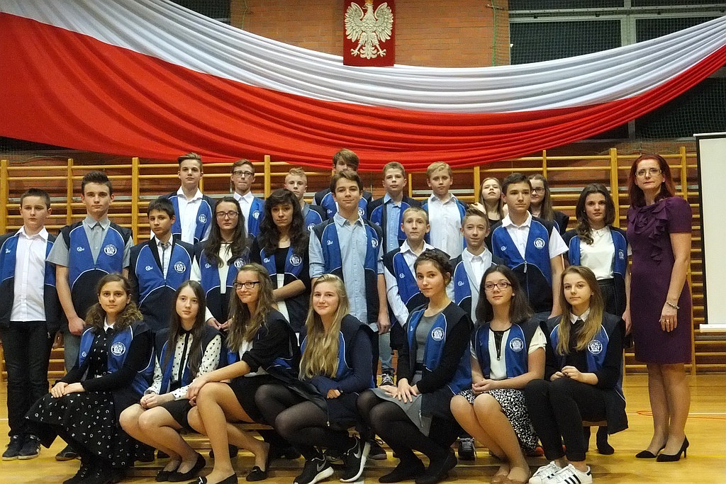 Złożyli ślubowanie i pierwszy raz założyli gimnazjalne kamizelki