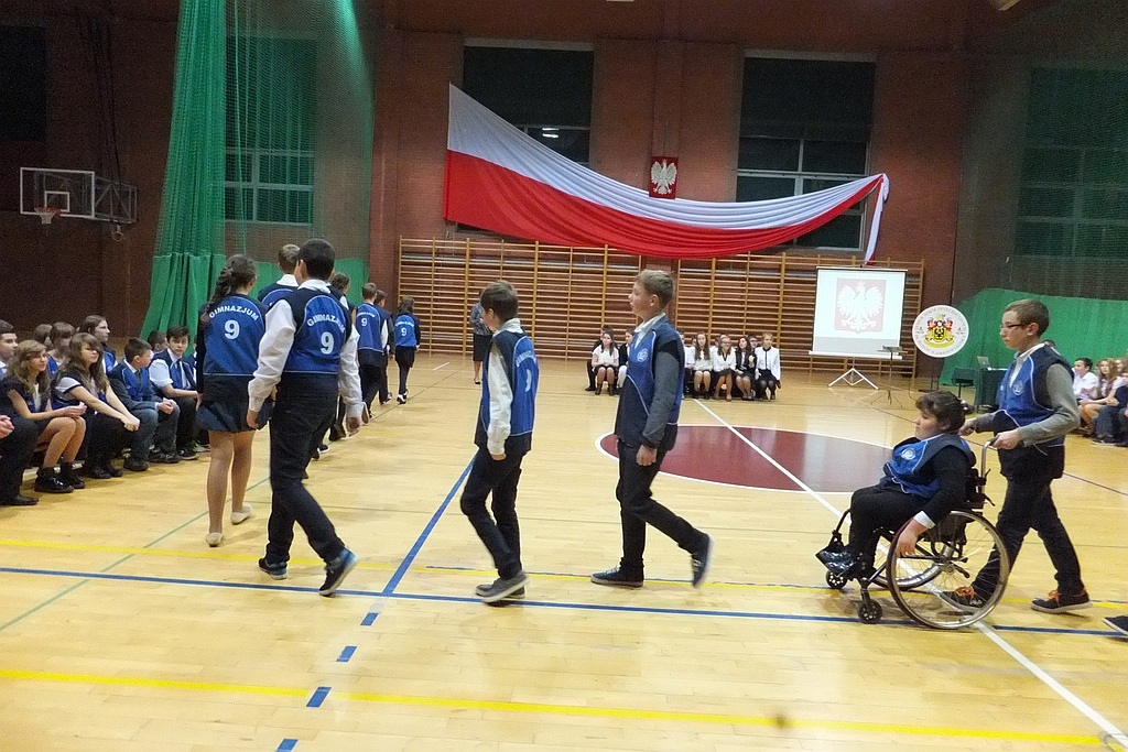 Złożyli ślubowanie i pierwszy raz założyli gimnazjalne kamizelki