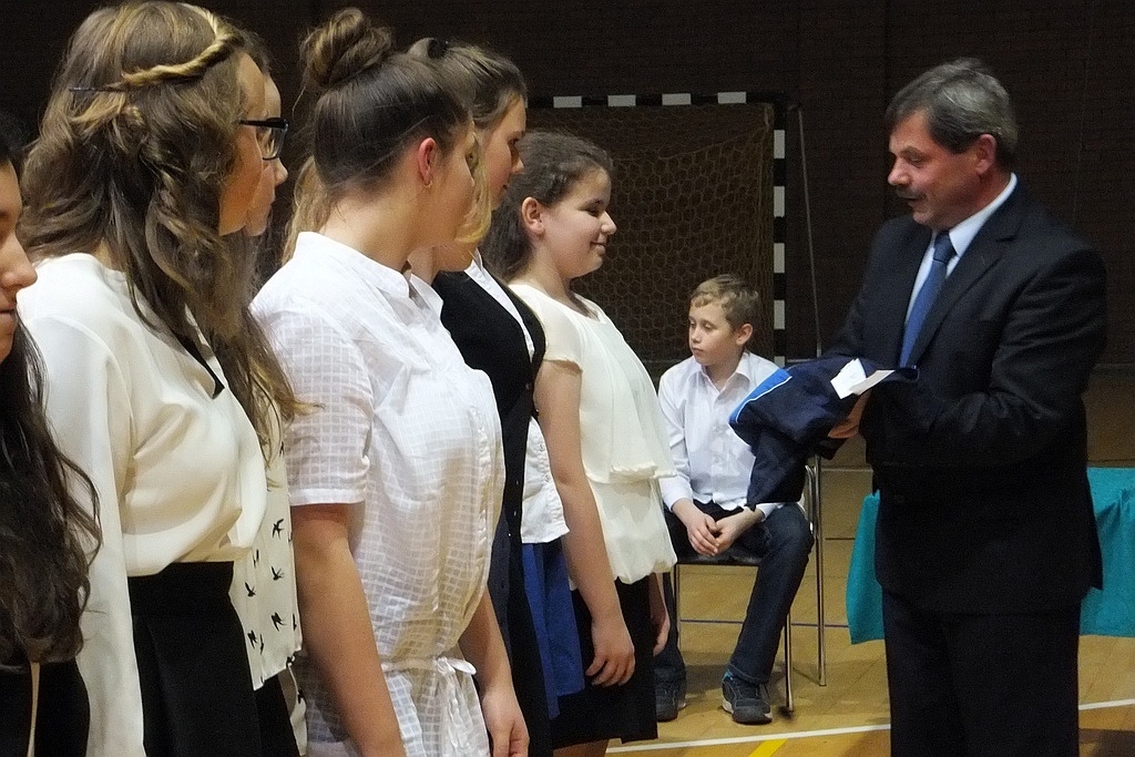 Złożyli ślubowanie i pierwszy raz założyli gimnazjalne kamizelki