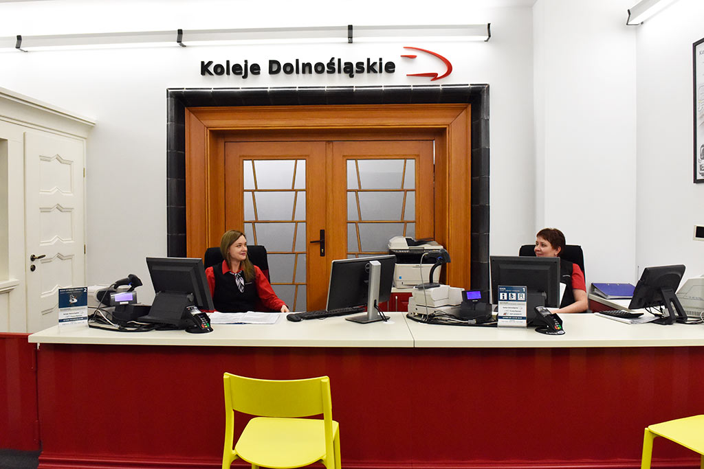 Krakowscy muzycy zaśpiewali na legnickim dworcu kolejowym
