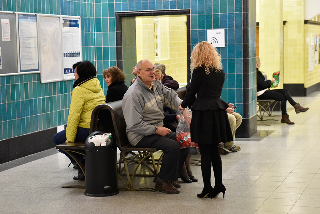 Krakowscy muzycy zaśpiewali na legnickim dworcu kolejowym