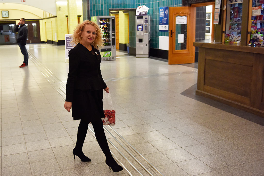 Krakowscy muzycy zaśpiewali na legnickim dworcu kolejowym