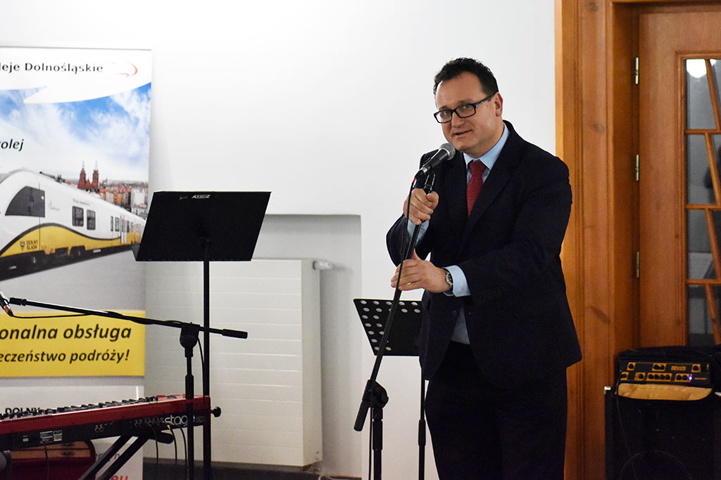 Krakowscy muzycy zaśpiewali na legnickim dworcu kolejowym