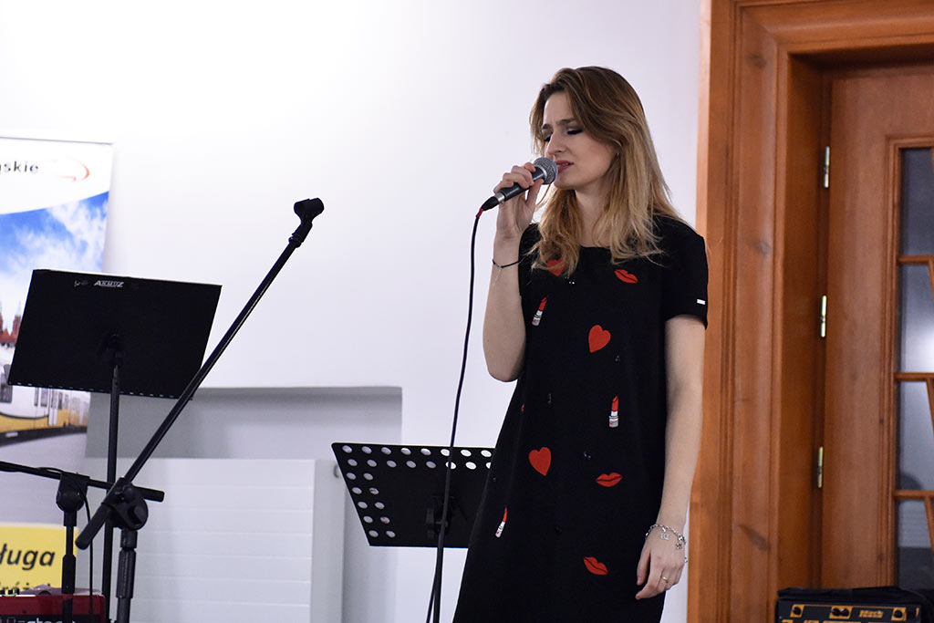 Krakowscy muzycy zaśpiewali na legnickim dworcu kolejowym