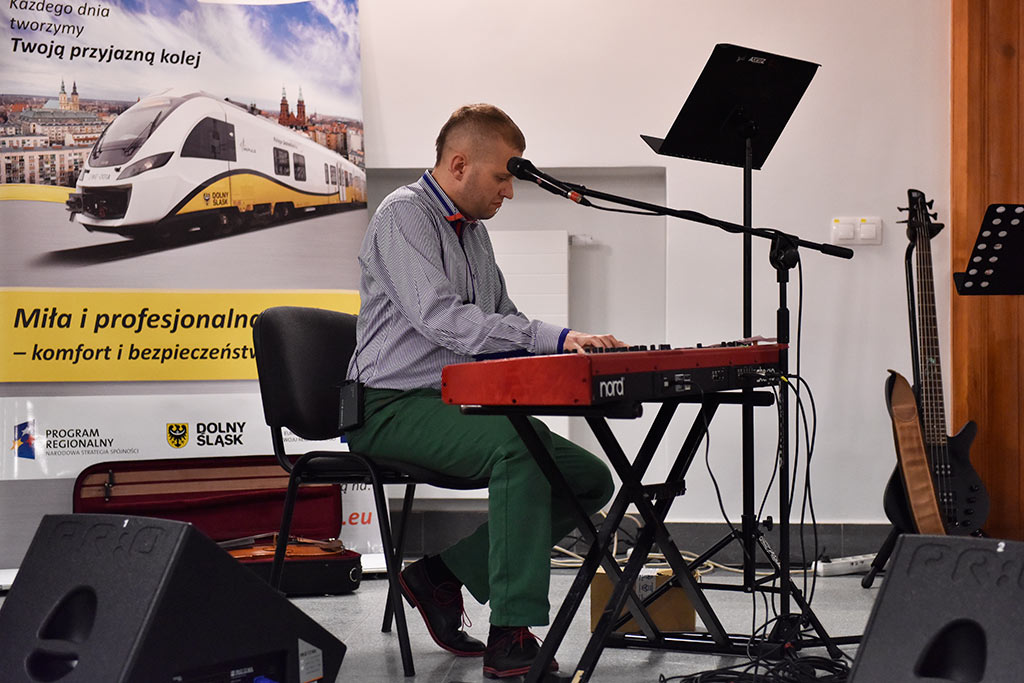 Krakowscy muzycy zaśpiewali na legnickim dworcu kolejowym