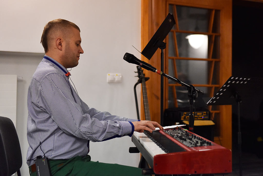 Krakowscy muzycy zaśpiewali na legnickim dworcu kolejowym
