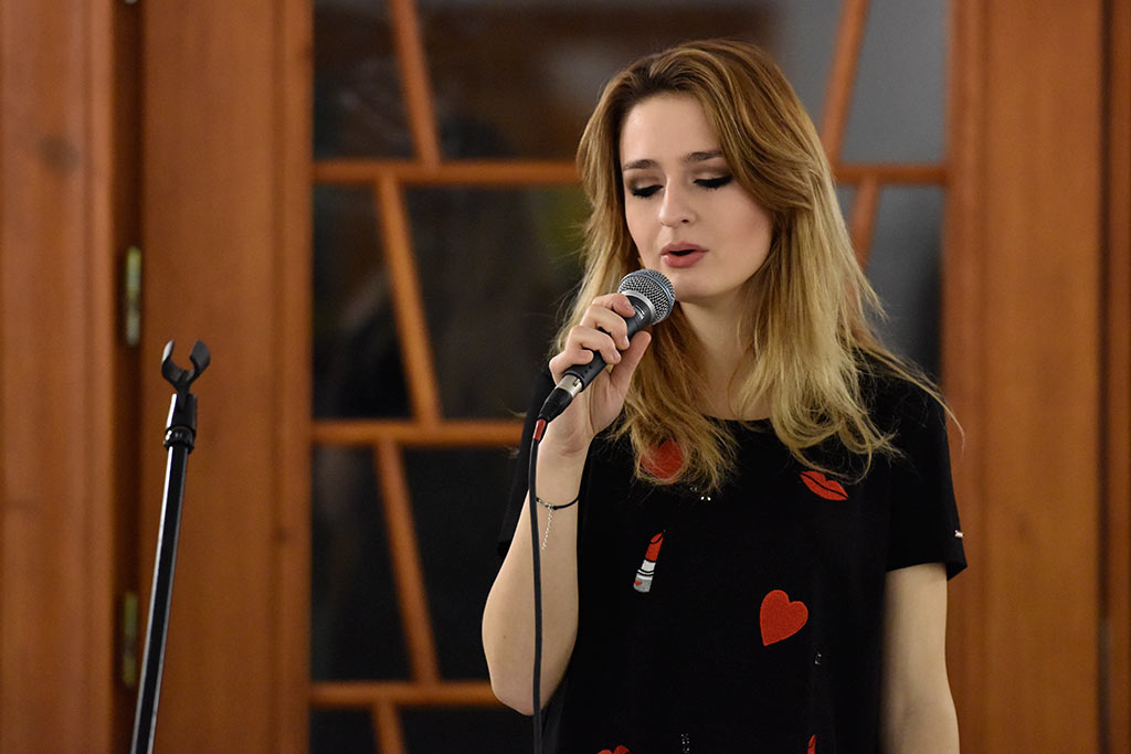Krakowscy muzycy zaśpiewali na legnickim dworcu kolejowym