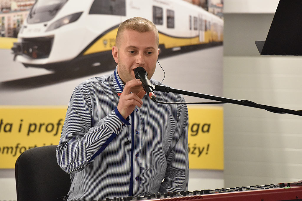 Krakowscy muzycy zaśpiewali na legnickim dworcu kolejowym