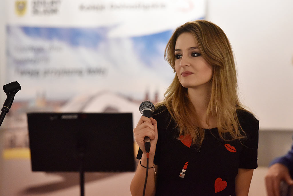 Krakowscy muzycy zaśpiewali na legnickim dworcu kolejowym