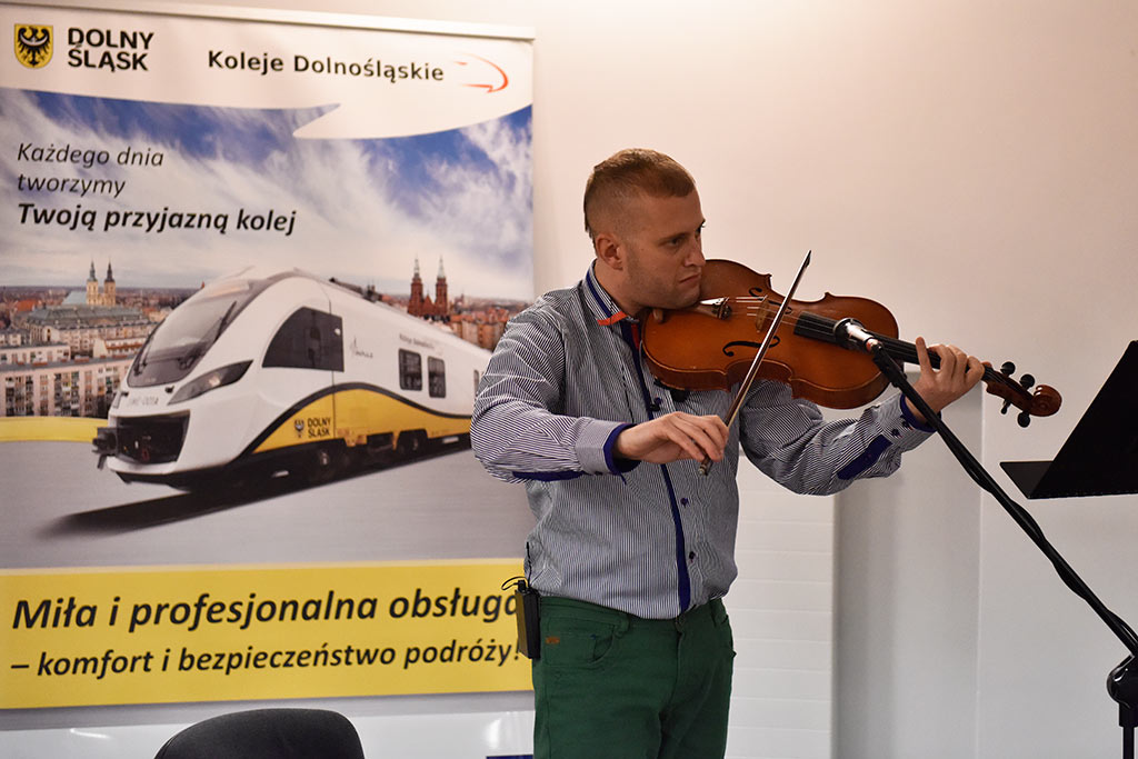 Krakowscy muzycy zaśpiewali na legnickim dworcu kolejowym