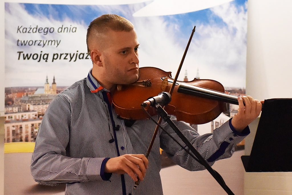 Krakowscy muzycy zaśpiewali na legnickim dworcu kolejowym