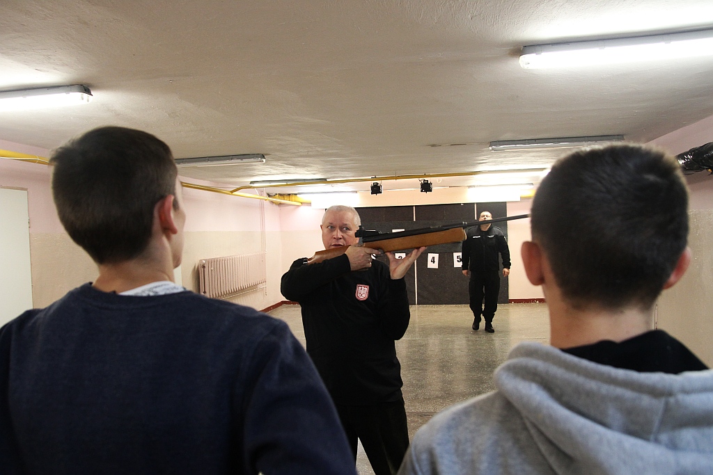 Chłopcy i dziewczęta strzelali z broni pneumatycznej
