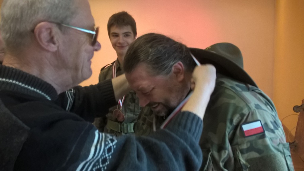 Chłopcy i dziewczęta strzelali z broni pneumatycznej