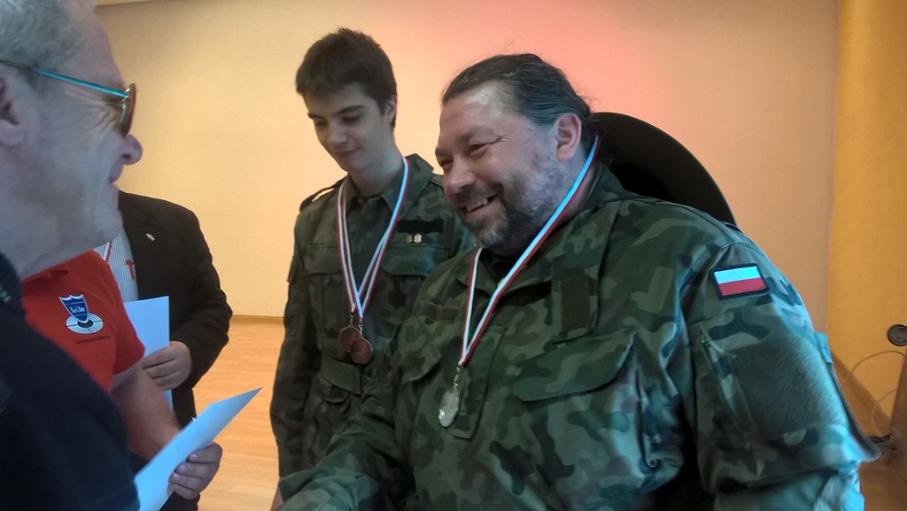 Chłopcy i dziewczęta strzelali z broni pneumatycznej
