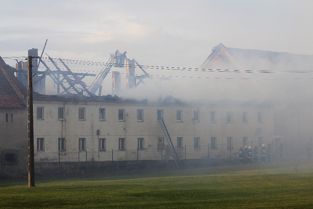 Pożar domu w  Dzierżkowicach.  10 rodzin ewakuowano