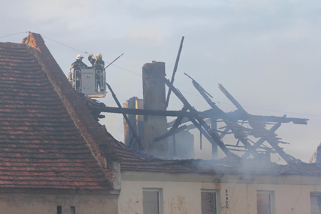 Pożar domu w  Dzierżkowicach.  10 rodzin ewakuowano