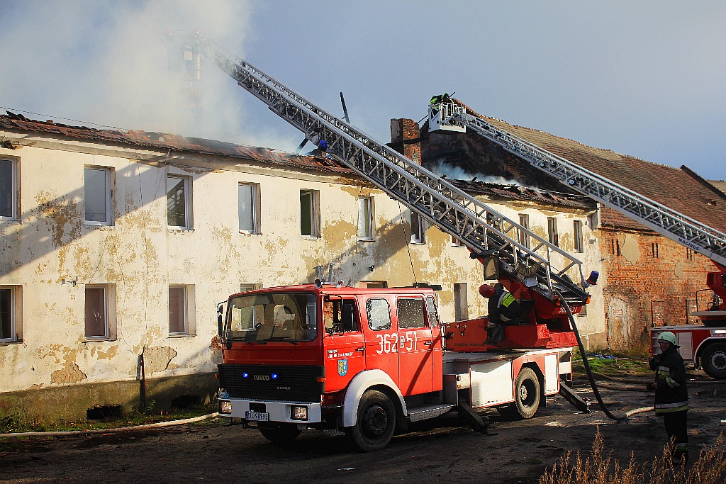 Pożar domu w  Dzierżkowicach.  10 rodzin ewakuowano