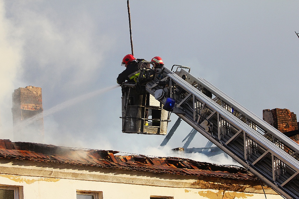 Pożar domu w  Dzierżkowicach.  10 rodzin ewakuowano