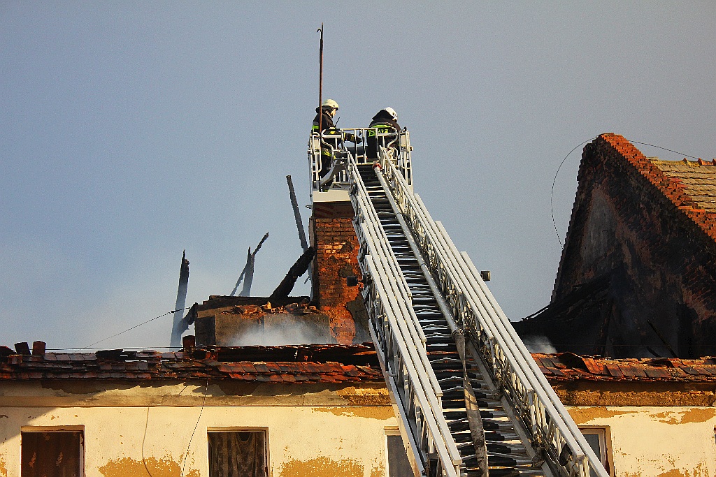 Pożar domu w  Dzierżkowicach.  10 rodzin ewakuowano