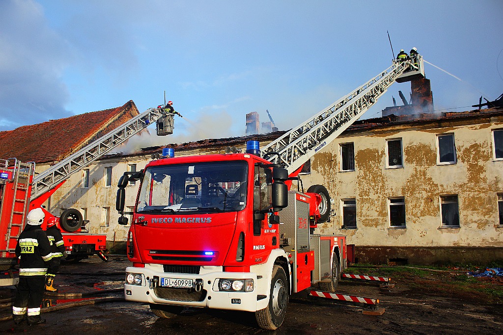 Pożar domu w  Dzierżkowicach.  10 rodzin ewakuowano