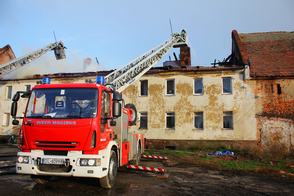 Pożar domu w  Dzierżkowicach.  10 rodzin ewakuowano