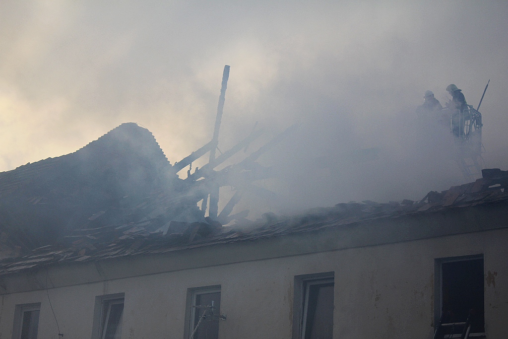 Pożar domu w  Dzierżkowicach.  10 rodzin ewakuowano
