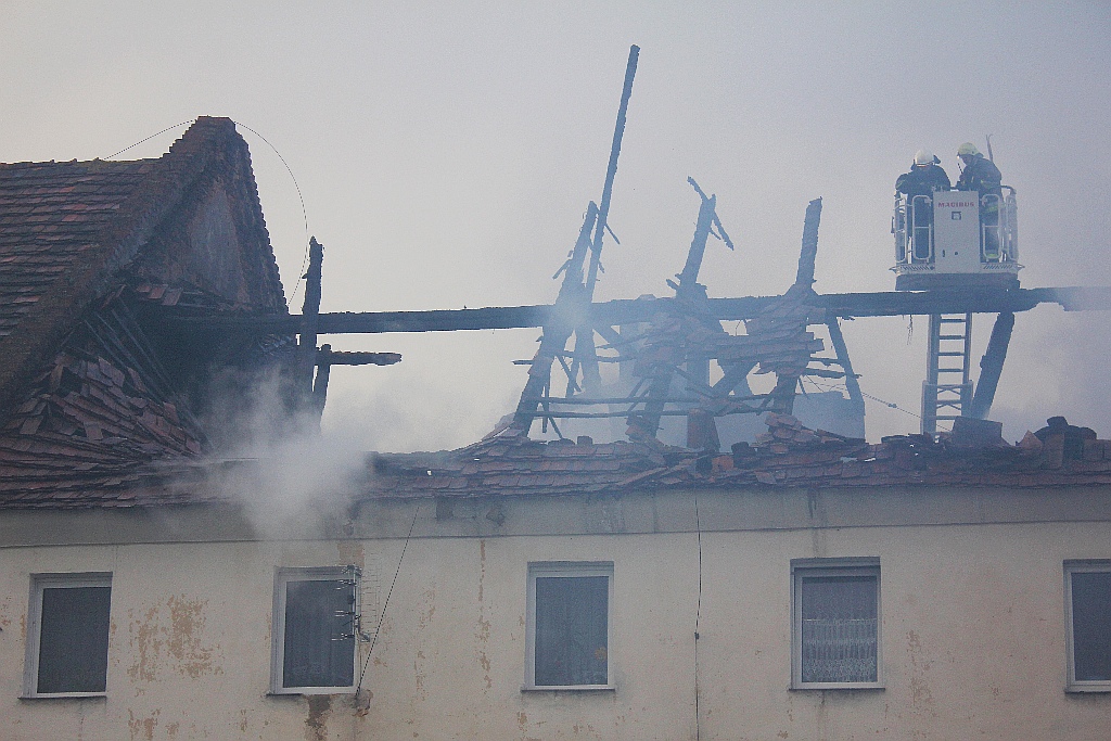 Pożar domu w  Dzierżkowicach.  10 rodzin ewakuowano