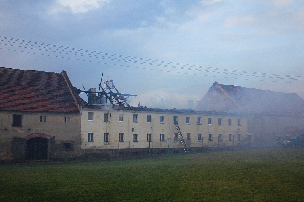 Pożar domu w  Dzierżkowicach.  10 rodzin ewakuowano
