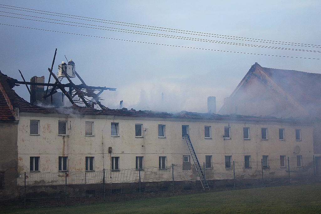 Pożar domu w  Dzierżkowicach.  10 rodzin ewakuowano