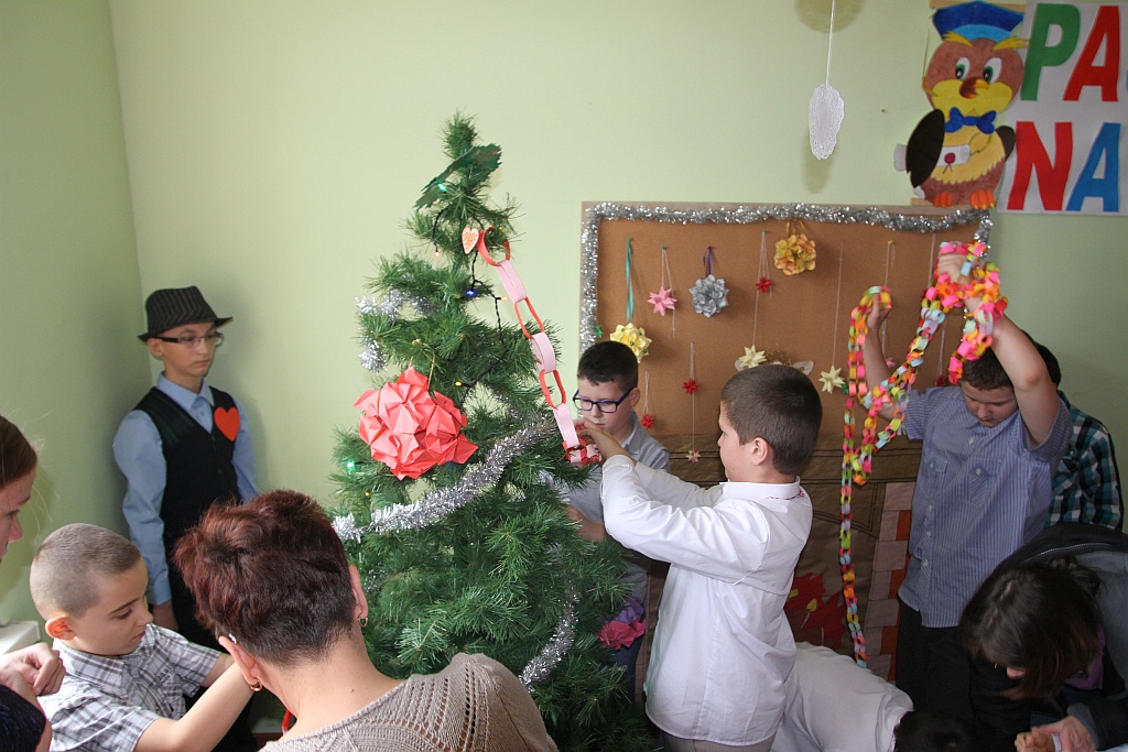 Mikołajki i pasowanie na uczniów w szkole „Dar Losu”