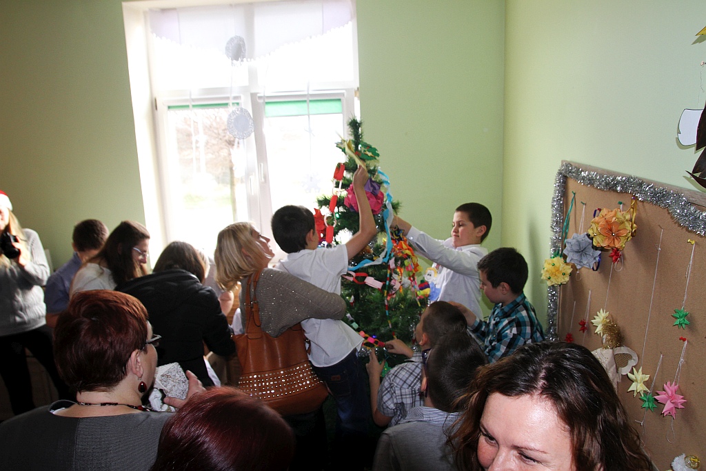 Mikołajki i pasowanie na uczniów w szkole „Dar Losu”