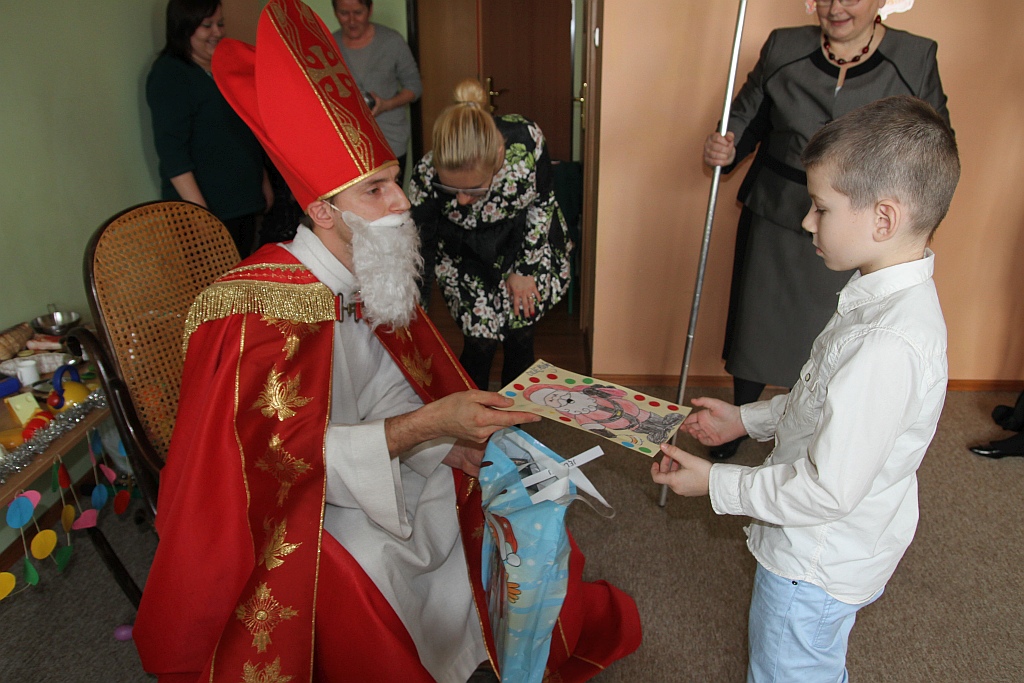 Mikołajki i pasowanie na uczniów w szkole „Dar Losu”