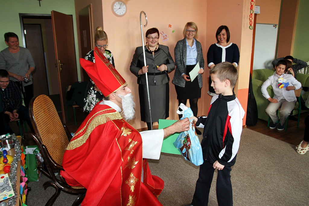 Mikołajki i pasowanie na uczniów w szkole „Dar Losu”