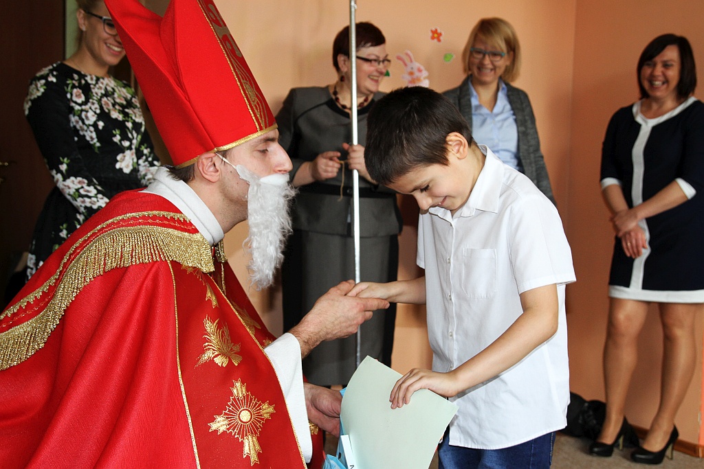 Mikołajki i pasowanie na uczniów w szkole „Dar Losu”