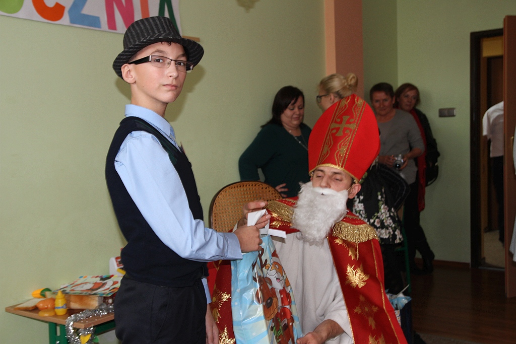 Mikołajki i pasowanie na uczniów w szkole „Dar Losu”