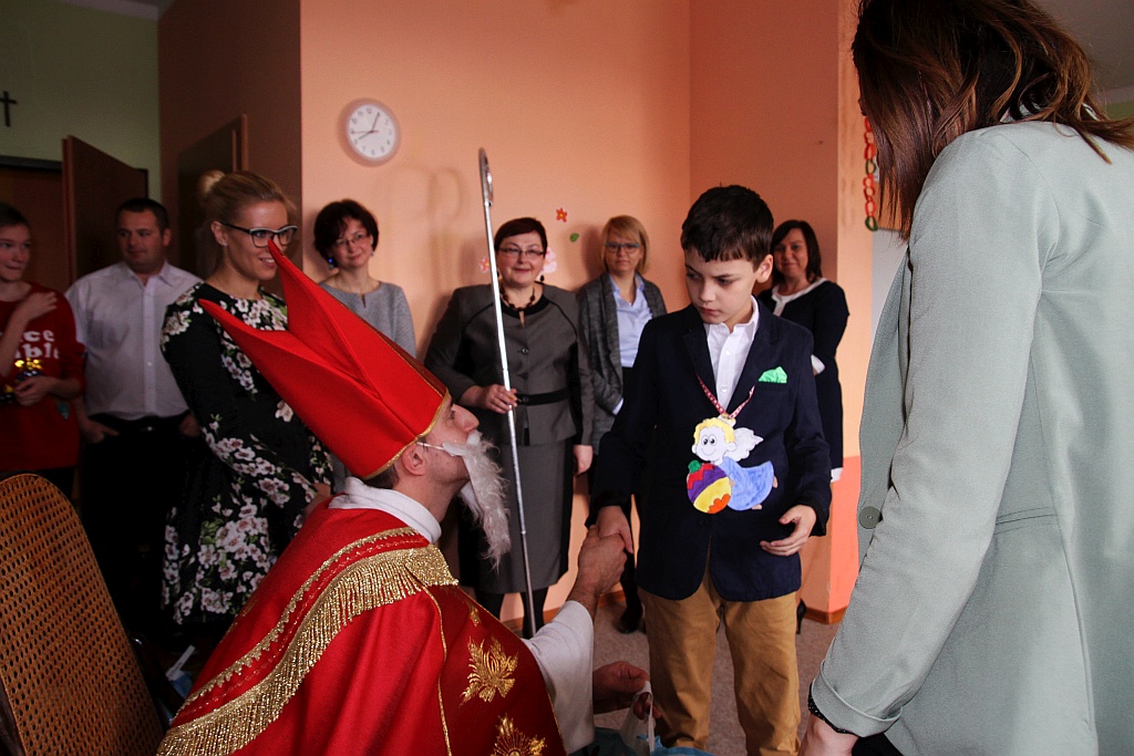 Mikołajki i pasowanie na uczniów w szkole „Dar Losu”