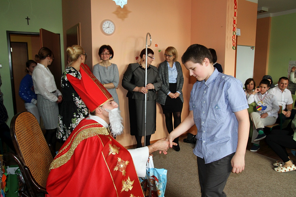 Mikołajki i pasowanie na uczniów w szkole „Dar Losu”