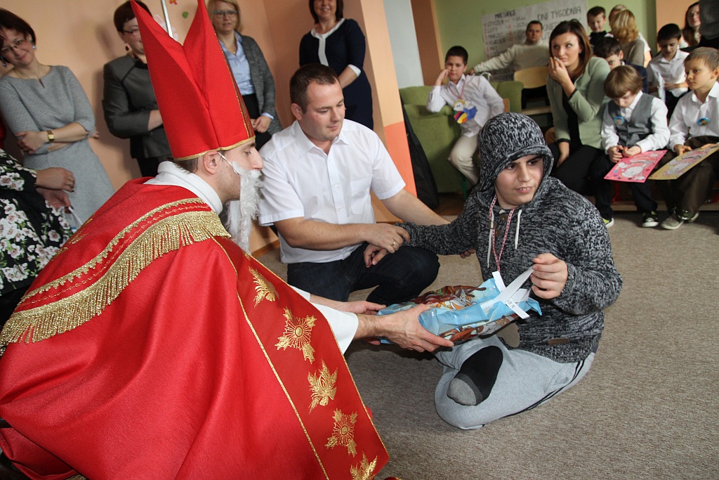 Mikołajki i pasowanie na uczniów w szkole „Dar Losu”